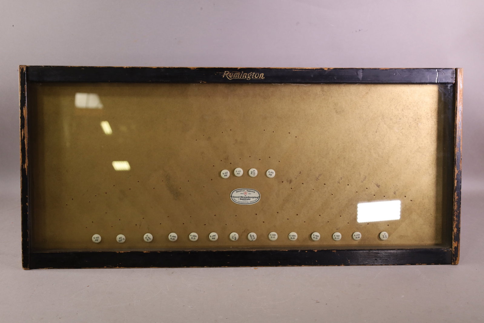 REMINGTON COUNTER TOP CASE: GENERAL STORE REMINGTON COUNTER TOP KNIFE SHOWCASE. 31" L x 14" H.