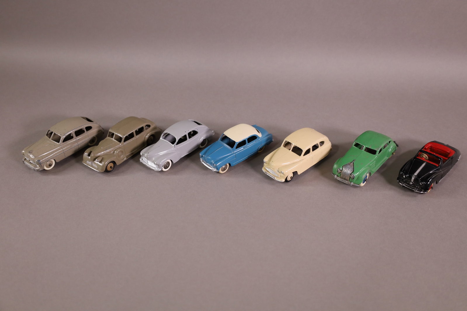 7 DINKY TOY CARS (1 of 4)