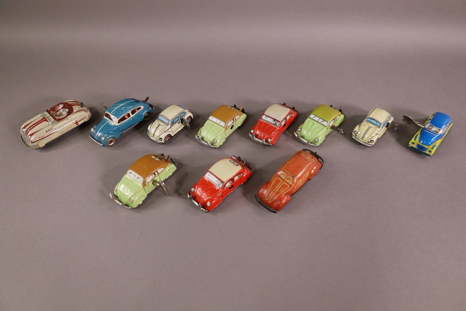 GROUPING OF WIND UP CARS: 11 WIND UP CARS, JAPAN AND GERMANY. MOSTLY VOLKSWAGONS. 4 KEYS. 2 1/2" - 3"