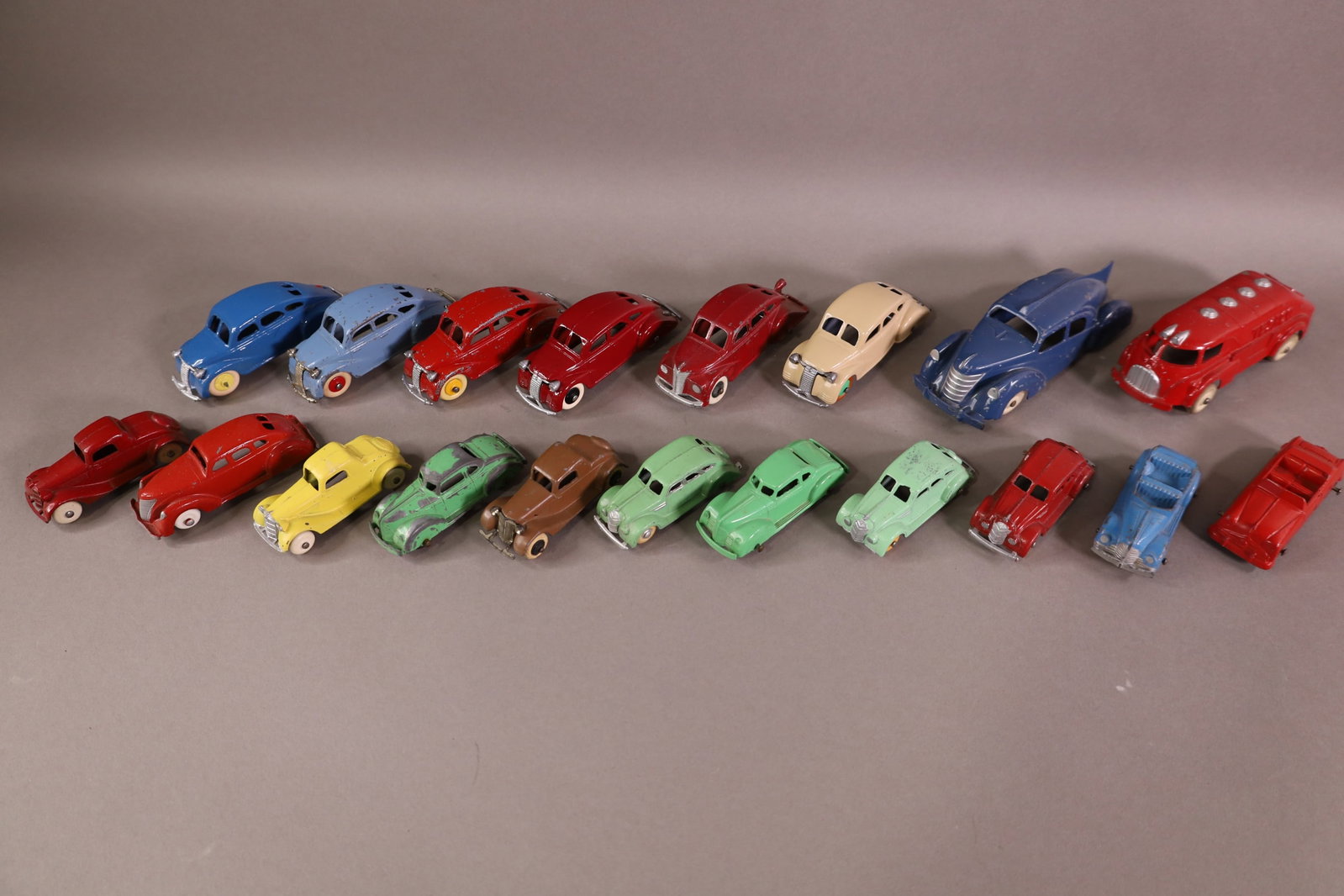 GROUPING OF TOYS: MOSTLY TOOTSIE TOY, 19 TOTAL, 17 TOOTSIETOY & 2 HUBLEY. TEXACO TANKER. 3" - 5"