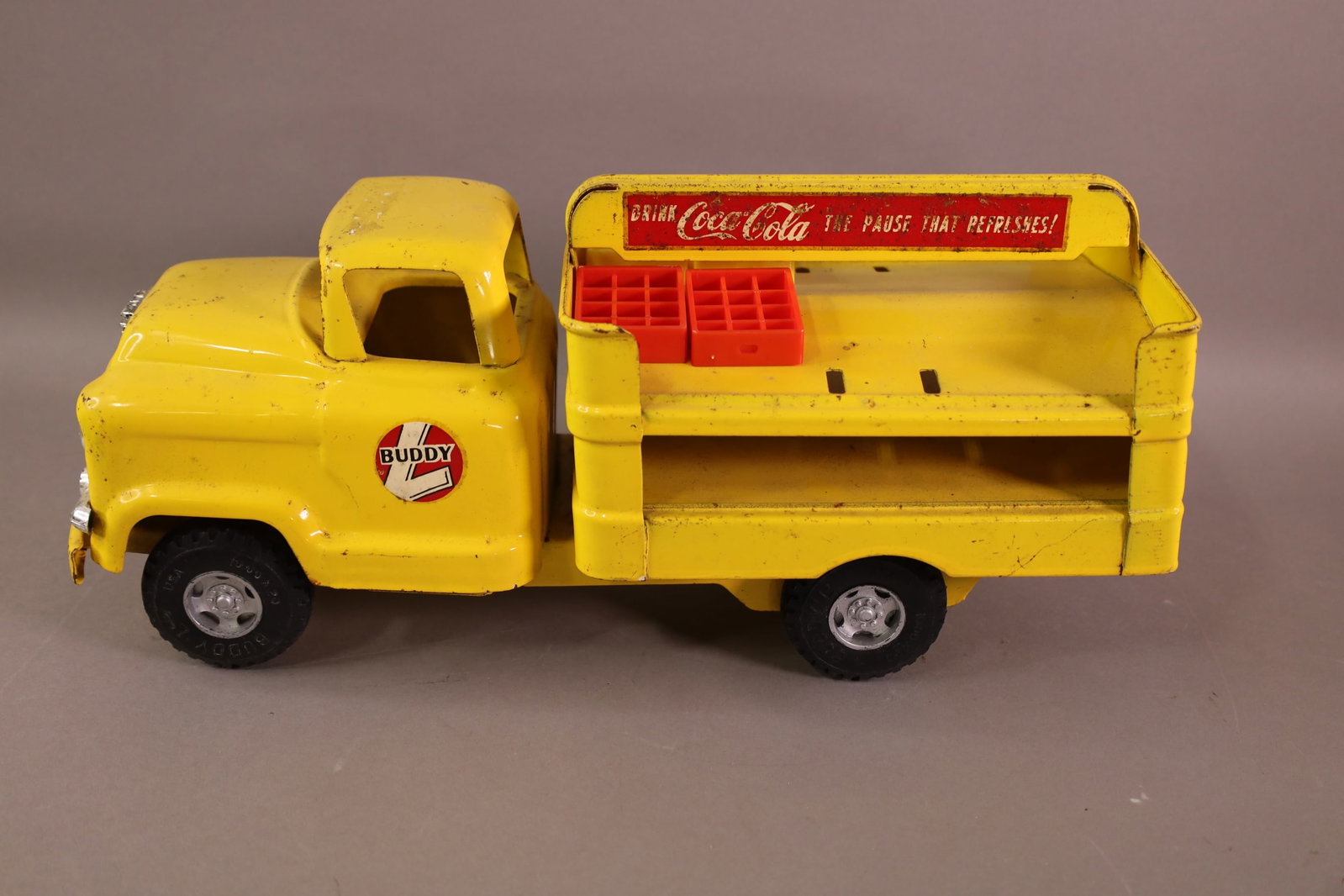 BUDDY L COCA COLA TRUCK: BUDDY L COCA COLA TRUCK, MISSING CASES, SCRATCHES, RUST. 15" L