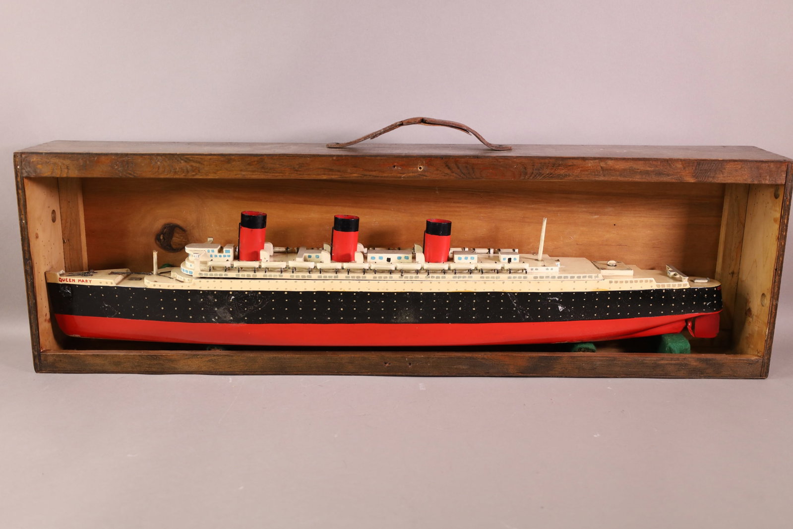 VINTAGE QUEEN ANNE OCEANLINER MODEL (1 of 9)