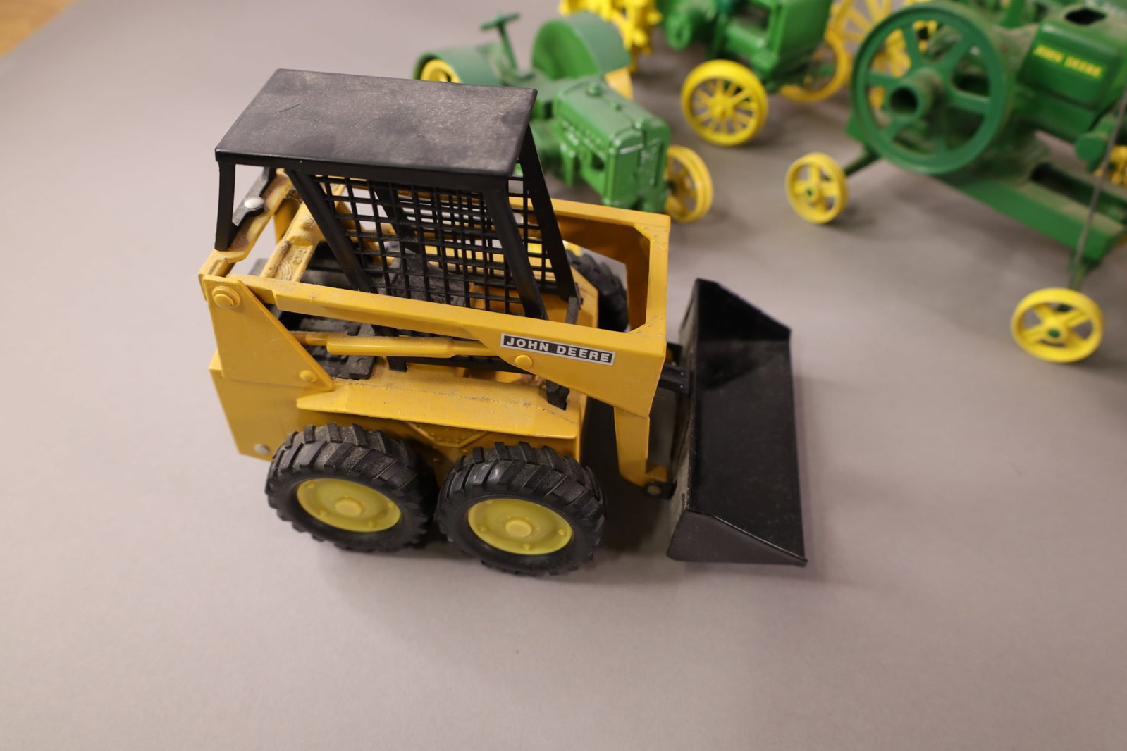 8 JOHN DEERE TOYS - 3