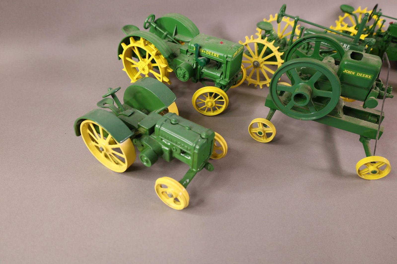 8 JOHN DEERE TOYS - 4