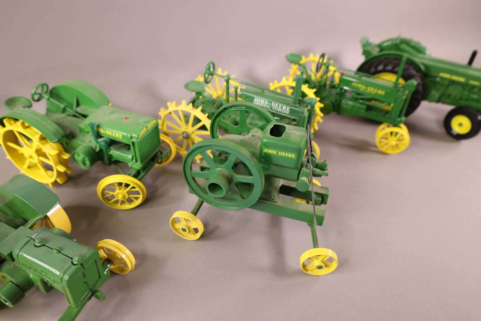 8 JOHN DEERE TOYS - 5