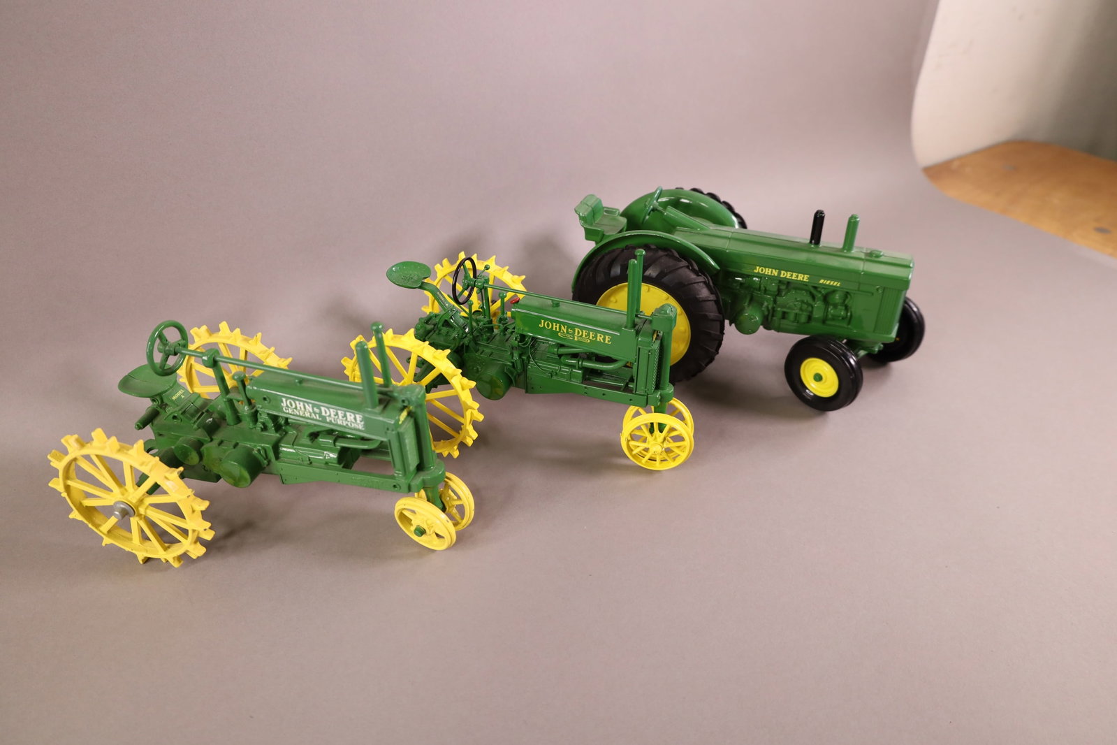 8 JOHN DEERE TOYS - 6