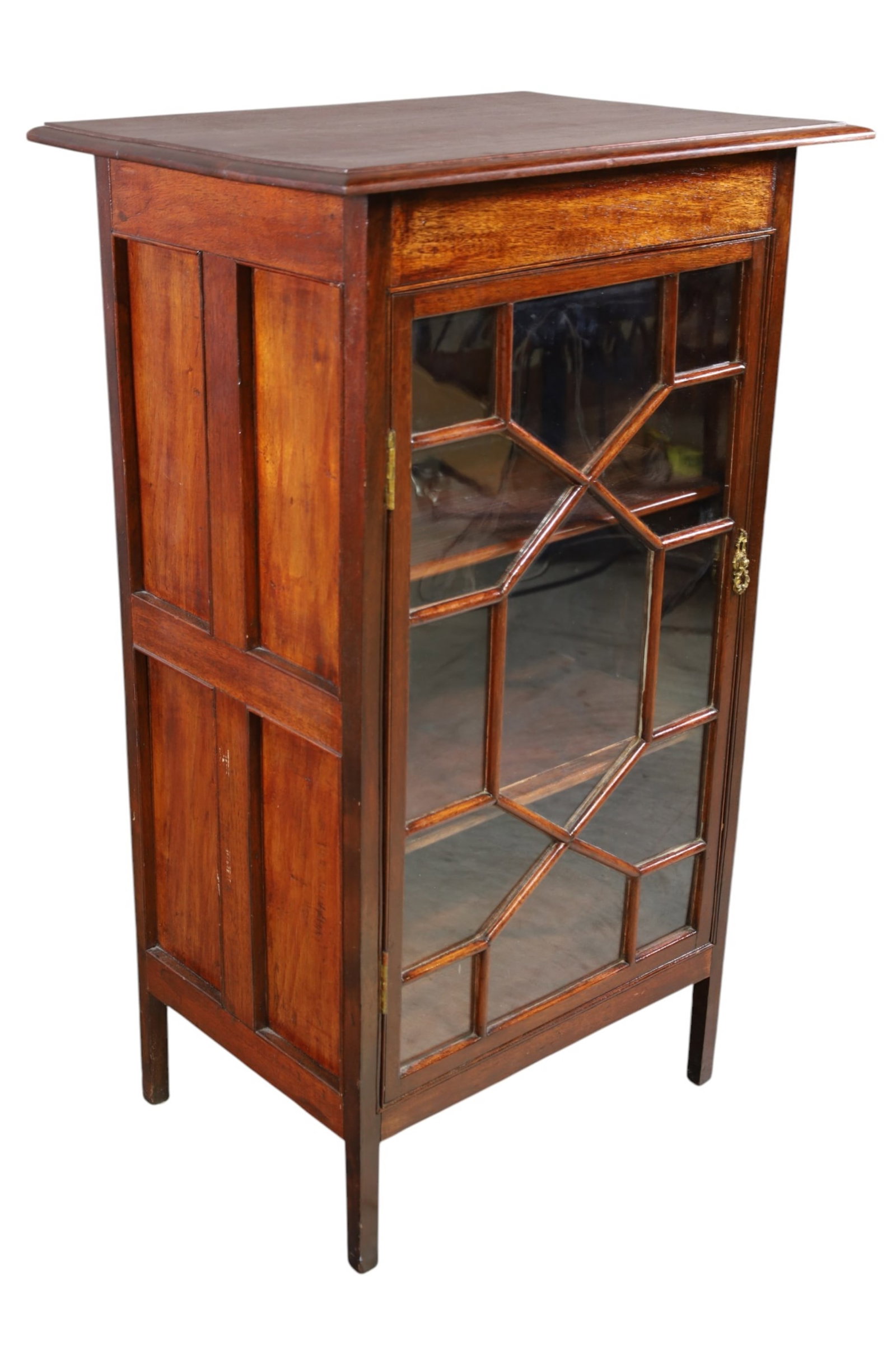 ANTIQUE MAHOGANY CURIO CABINET: SINGLE DOOR MAHOGANY CURIO, 25" W x 18" D x 41" H. THIS ITEM EXCEEDS SIZE, WEIGHT, AND OR FRAGILITY LIMITATIONS FOR IN HOUSE SHIPPING, MUST BE PICKED UP IN HOUSE OR SHIPPED VIA 3RD PARTY SHIPPER.