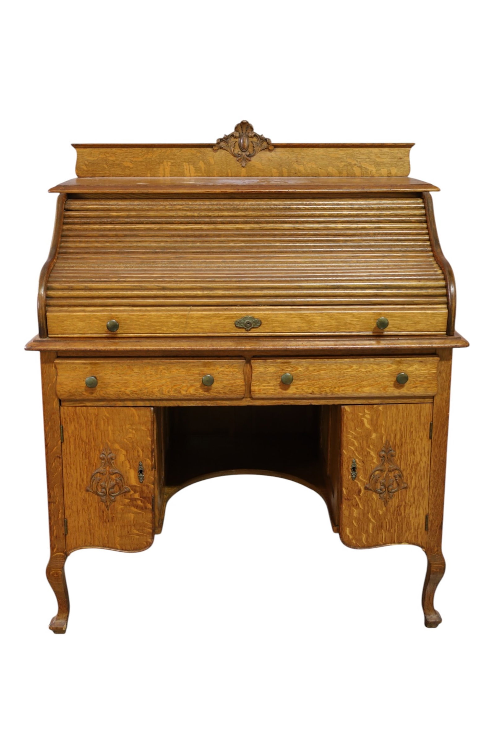 SMALL AM. OAK MACEY ROLL TOP DESK (AS IS): AMERICAN OAK ROLL TOP DESK, WEAR TO FINISH. ROLL NEEDS REPAIRED. 40" W x 28" D x 51"H. THIS ITEM EXCEEDS SIZE, WEIGHT, AND OR FRAGILITY LIMITATIONS FOR IN HOUSE SHIPPING, MUST BE PICKED UP IN HOUSE