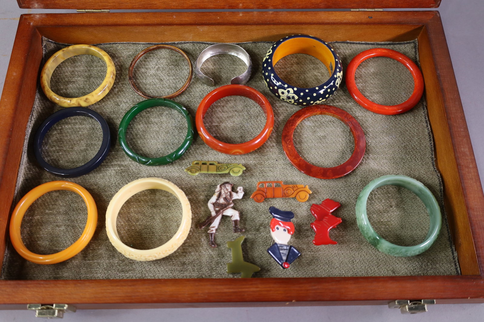 GROUPING OF COSTUME JEWELRY: 16 PIECES OF BAKELITE JEWELRY, SILVER BRACELET AND MORE. SHOWCASE NOT INLCUDED.