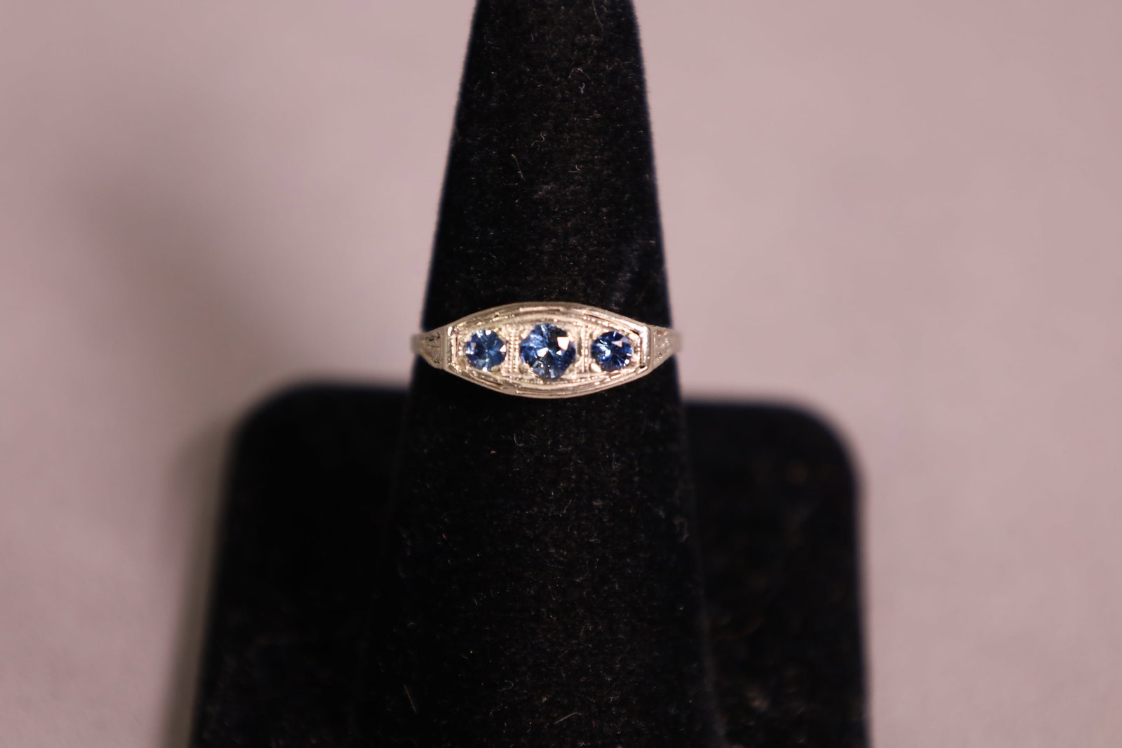 14K GOLD ART DECO RING: VINTAGE 14K WHITE GOLD RING WITH SAPPHIRES, SIZE 8. APPROX 1 GRAM.