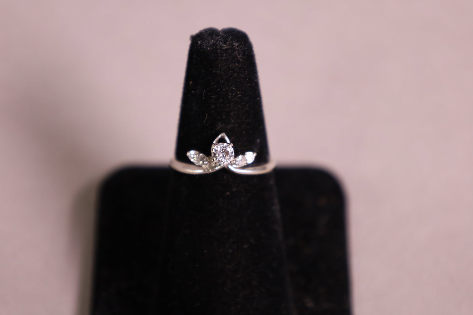14K GOLD DIAMOND RING: 14K WHITE GOLD RING WITH 3 DIAMONDS, SIZE 7. APPROX 2 GRAMS