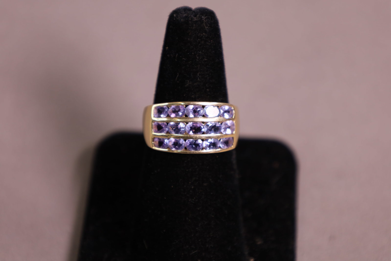 14K GOLD & TANZANITE RING: 14K GOLD AND TANZANITE RING, SIZE 8.5. APPROX 6 GRAMS.