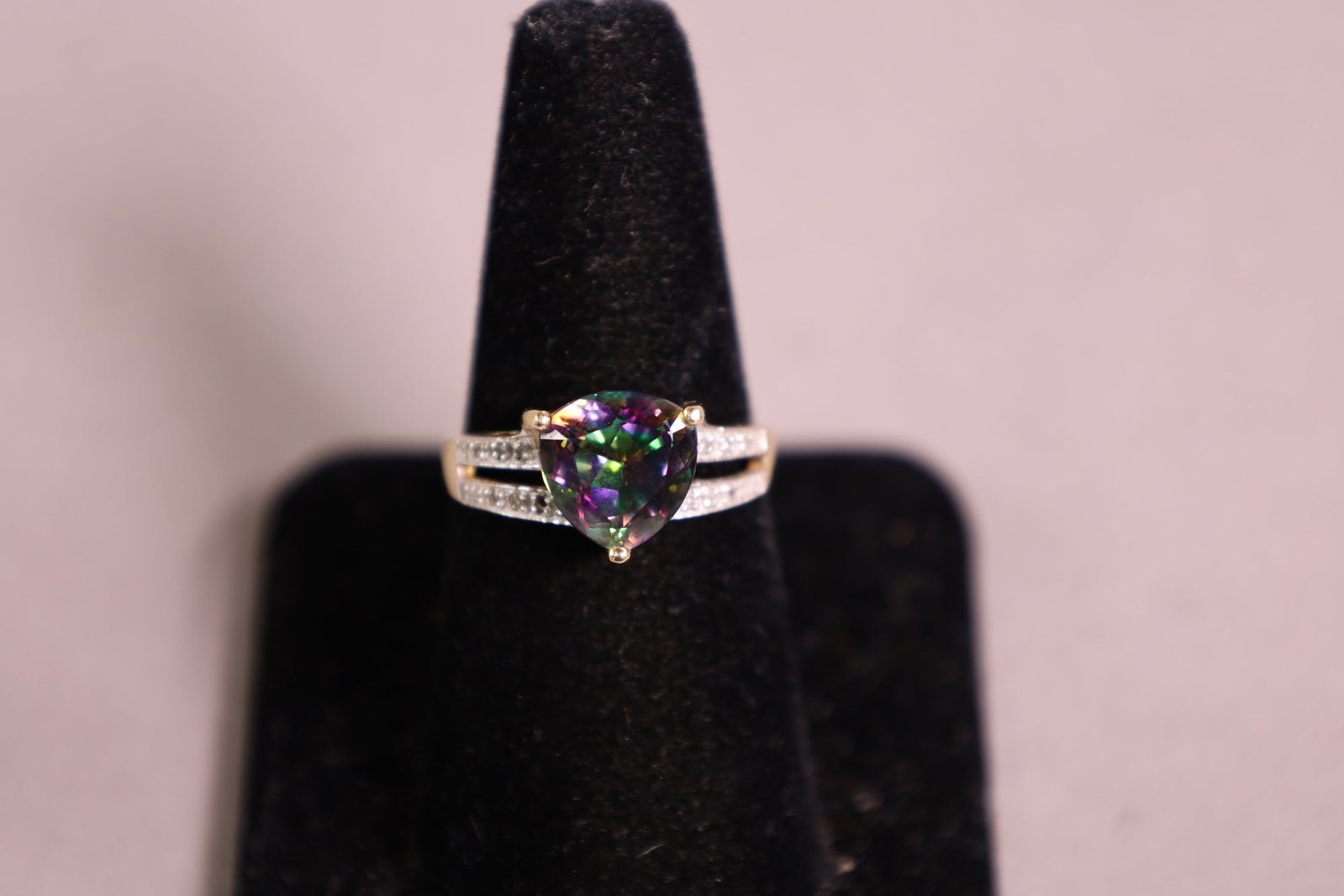 10K GOLD, DIAMOND, & TOPAZ RING: 10K GOLD, DIAMOND AND TOPAZ RING, SIZE 9. APPROX 4 GRAMS