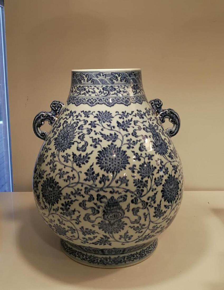 Chinese Blue and White Porcelain Vase  QIANLONG  Mark (1 of 10)