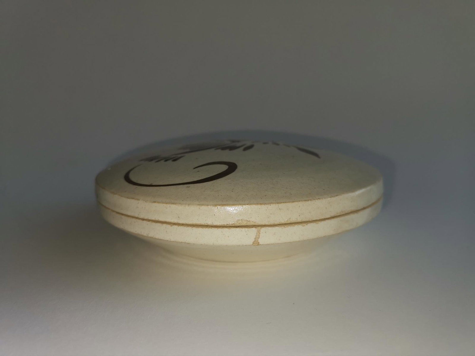 ANTIQUE CHINESE CI ZHOU BOX: ANTIQUE CHINESE CI ZHOU BOX. D 5 1/2 INCHES.