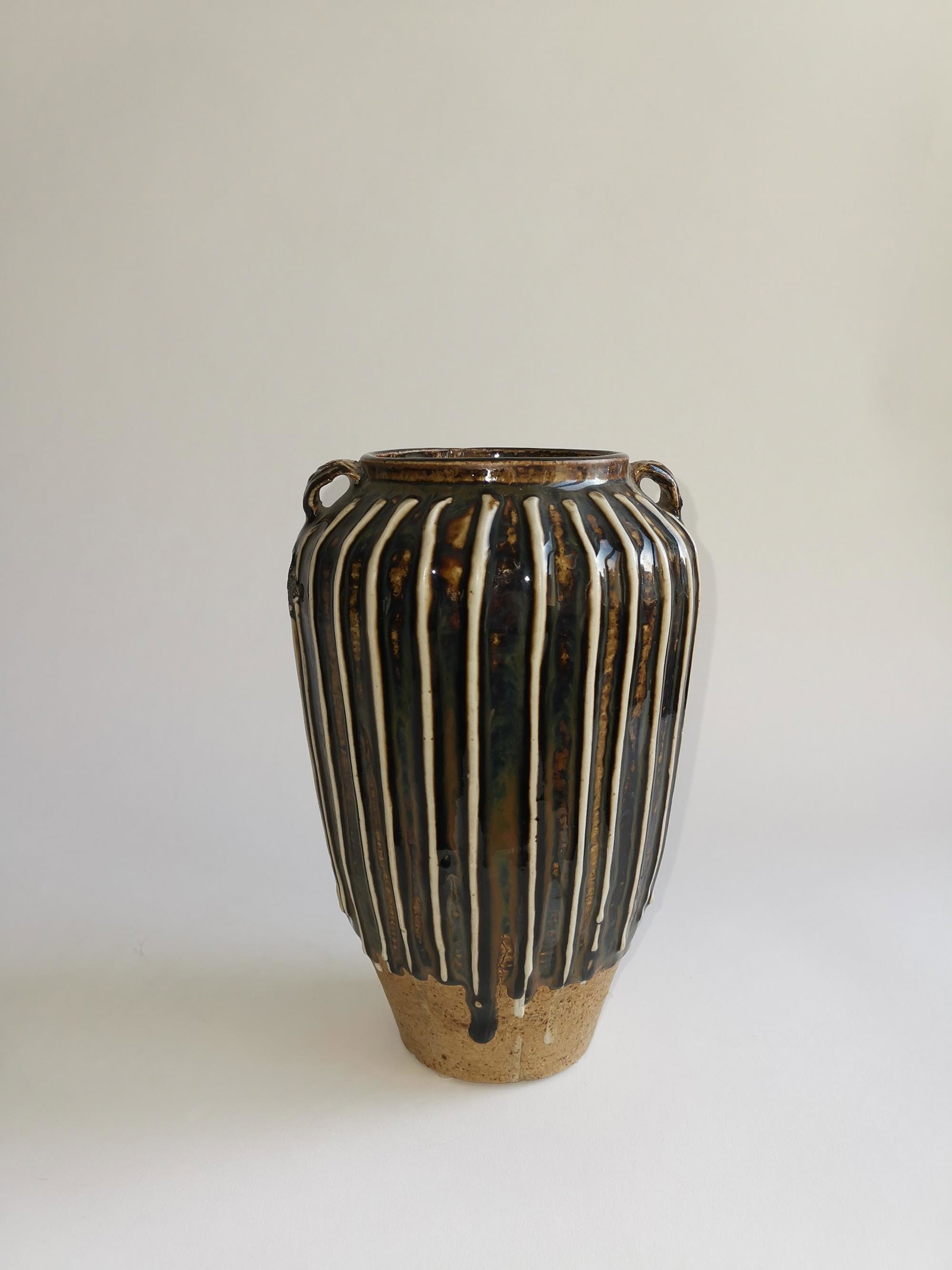 TANG DYNASTY CHINESE LINE JAR: TANG DYNASTY CHINESE LINE JAR. H 9 INCHES.