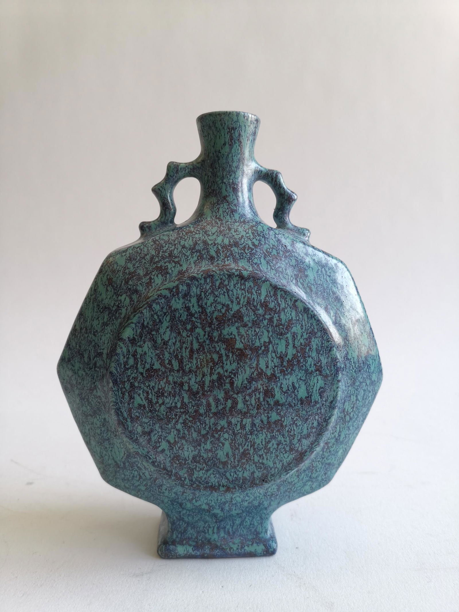 CHINESE LU JUN GLAZED FLAT BOTTLE DA QING QIANLONG NIAN: CHINESE LU JUN GLAZED FLAT BOTTLE, WITH DA QING QIANLONG NIAN ZHI KUAN. H 6 3/4 INCHES.