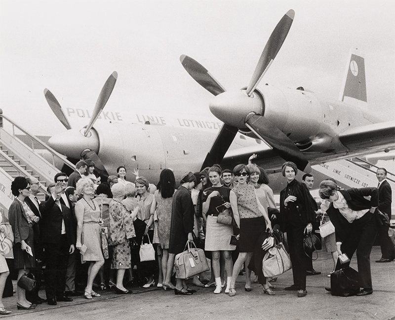 Tadeusz Rolke, Moda Polska, 1960: Tadeusz Rolke (b. 1929) title: Moda Polska date: 1960 medium: black and white photograph, silver print, paper dimensions: 24 x 30 cm description on the back: "MODA POLSKA | 60te"; signature: "ARolke"