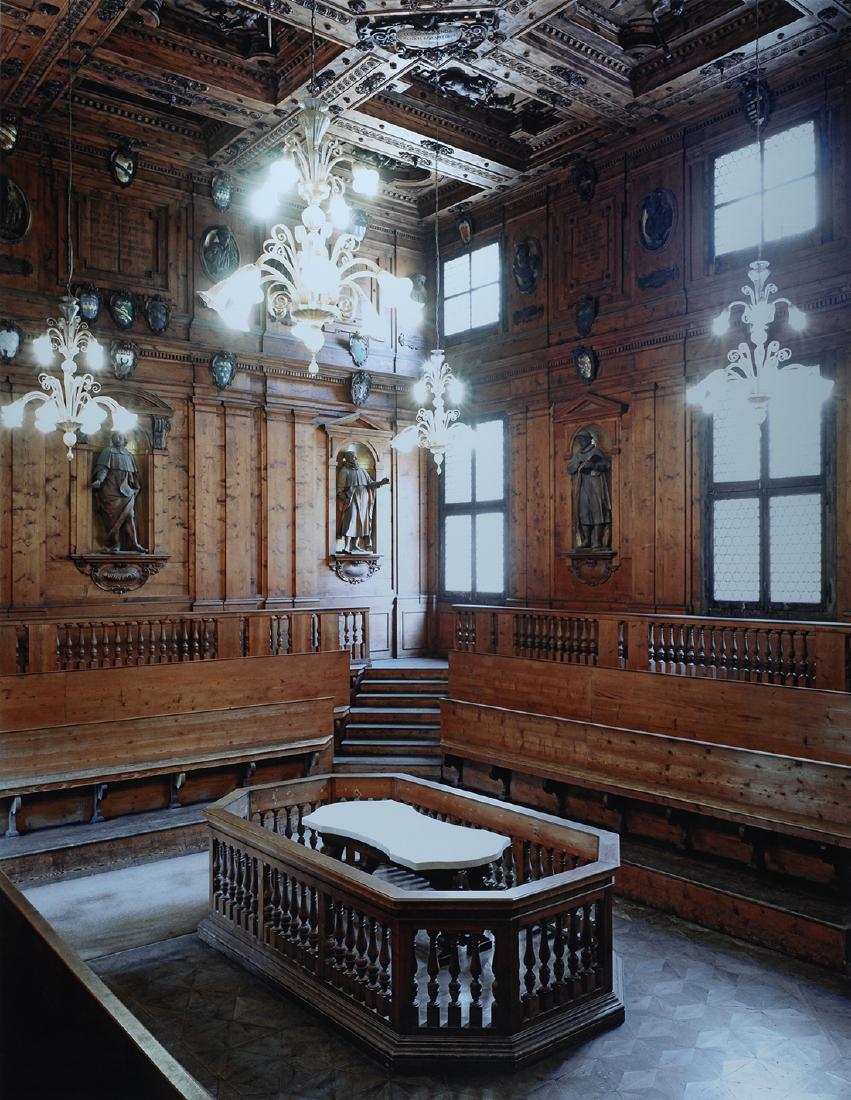 Candida Hofer (1944) Teatro Anatomico, Bologna 2006: Fotografia C-print, cm. 256x205 Bibliografia: 2007, M ichele Smargiassi, Repubblica, 25 ottobre,Â p. 13; Â 2007,Â Filippo Romeo, Case da Abitare, ottobre, p. 109., 2007,Â Candida HÃ¶fer, B