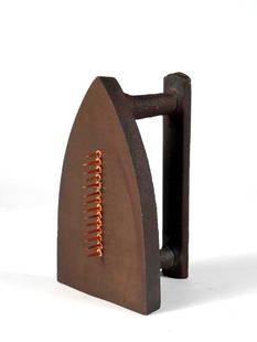 Man Ray (1890-1976) Cadeau: Ferro da stiro e chiodi , cm. 17x10x10; es. 3288/5000 Editore: Luciano Anselmino, TorinoRealizzazione: Giorgio Barutti, VeneziaFusione: Fonderie di Mirano, VeneziaTiratua: 5000 esemplari. Certificato