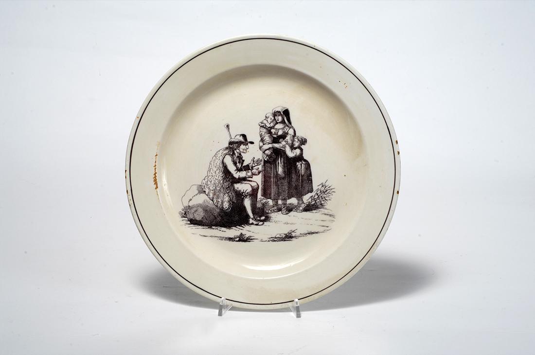 Piatto: in terraglia con figure a riporto tratte da una stampa di Bartolomeo Pinelli, filettato sulla tesa, Pesaro, Benucci e Latti, XIX sec., cm. 35