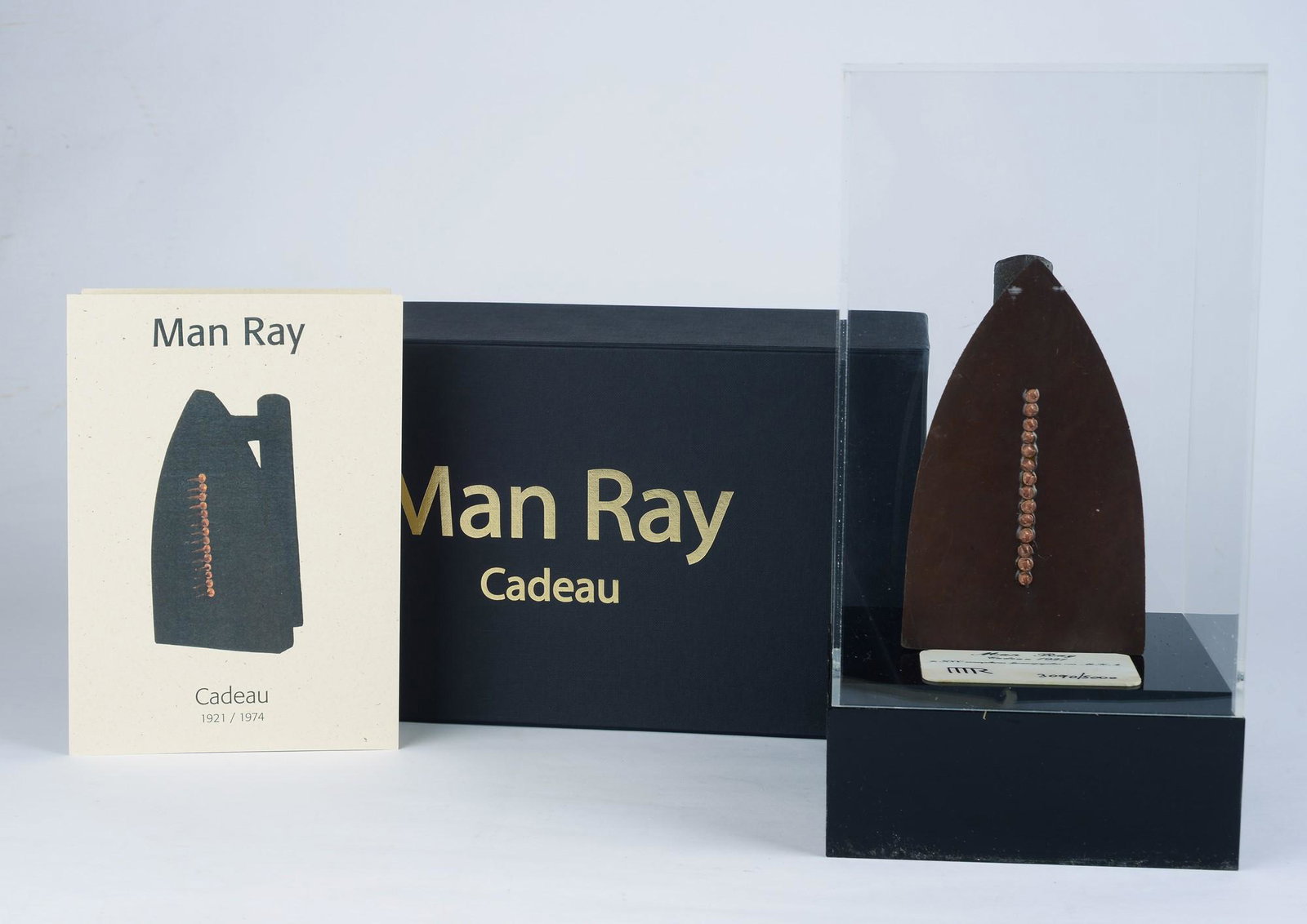 Man Ray (Philadelphia, 1890 - Parigi, 1976) - Cadeau, 1921-1974 (1 of 3)