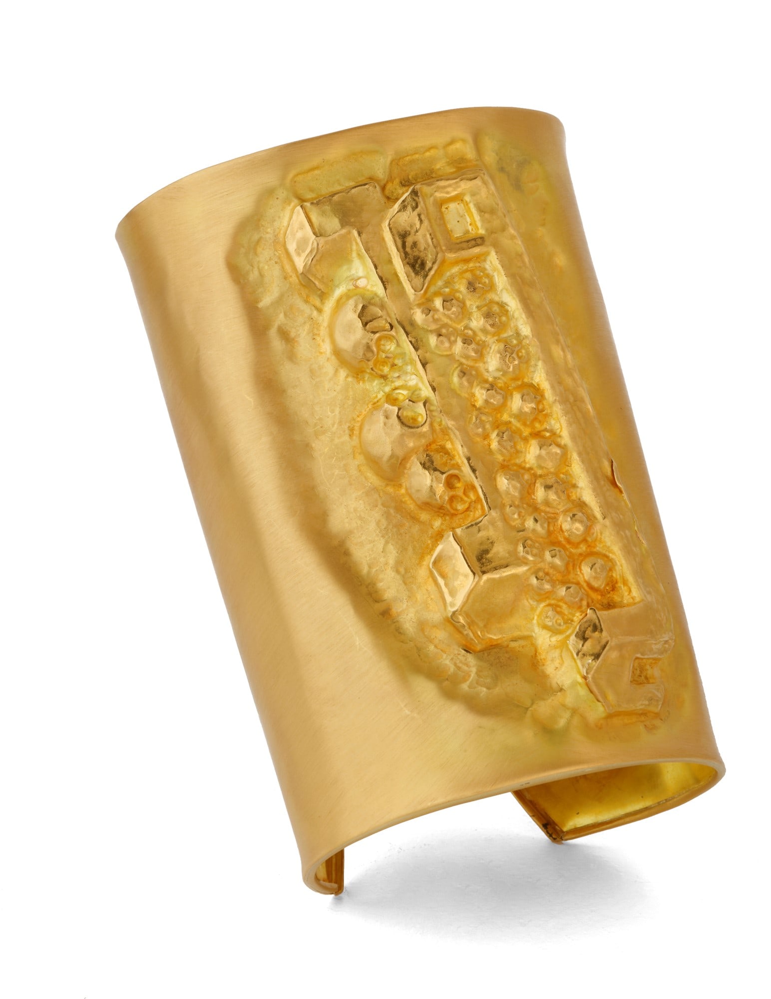 Enzo Cucchi (Morro d'Alba, 1950) - Le case si riempiono a met?, 2008: Bracciale in oro giallo, 750%, fusione a cera persa e costruzione, cesello e sbalzo, firmato, datato e numerato all'interno. cm. 11, es. 3/6. Esposizioni: 2009, Marco Tirelli - Outsider project Enzo C