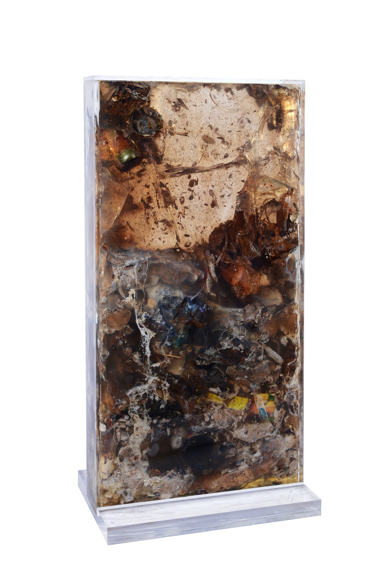 Fernandez Arman (Nizza, 1928 - New York, 2005) - Senza titolo - Poubelles, 1970-1971: Accumulo di rifiuti e rifiuti bruciati in resina poliestere e racchiuso in plexiglas, cm. 101x50x11. Certificato di autenticit? Arman Studio Archives, New York. L'opera ? registrata presso l'archivio