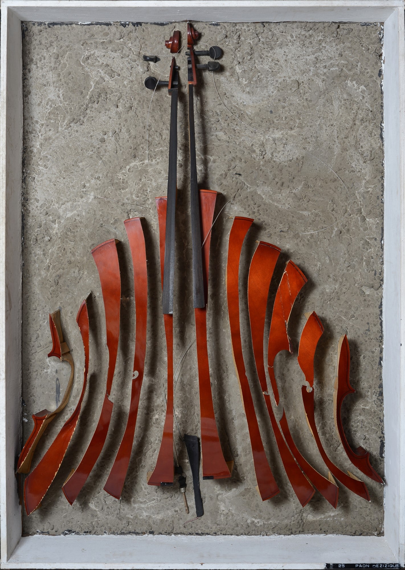 Fernandez Arman (Nizza, 1928 - New York, 2005) - Paon de zizique, 1974: Scomposizione di Violoncello, cemento, scatola di legno.cm. 143,2x103,3x26,5Firma in basso sul violoncello (sesto segmento del cello; firma in alto (terzo segmento del cello). Sul verso: etichette Int