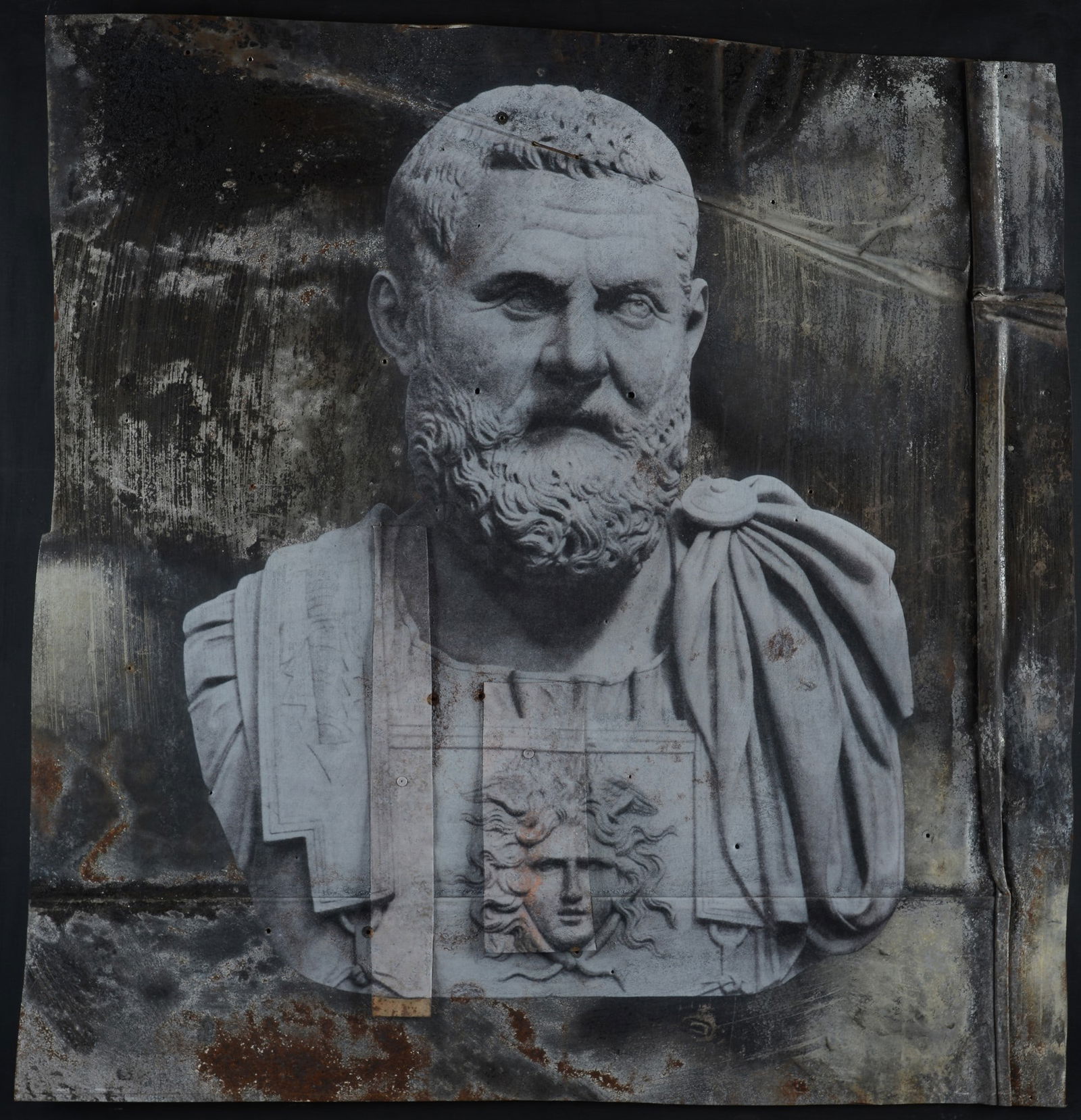 Luca Pignatelli (Milano, 1962) - Imperatore, 2016: Tecnica mista su ferro, cm. 90x95. Sul verso: firma, data e titolo. Certificato Luca Pignatelli Studio. Autentica dell'autore su foto.