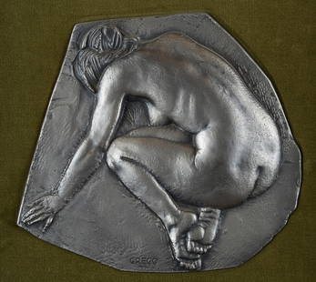 Emilio Greco (Catania, 1913 - Roma, 1995) - Memoria d'amore: Bassorilievo in argento 925, firmato in basso al centro. Esemplare n. 127/2950. Sul verso: etichetta Istituto d'Arte Mondadori, con dati dell'opera e dichiarazione d'autenticit? dell'autore. cm. 16x19