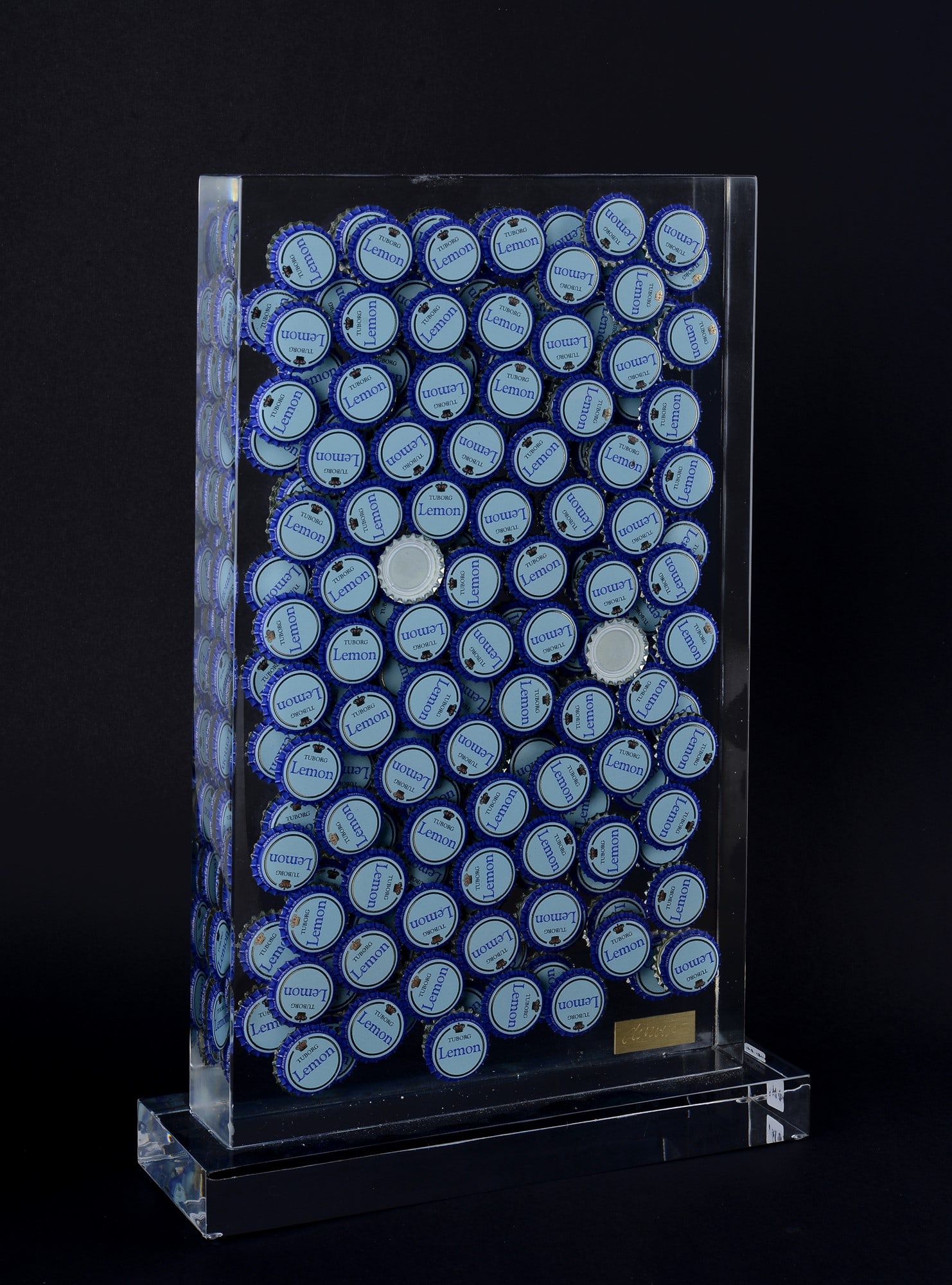 Fernandez Arman (Nizza, 1928 - New York, 2005) - Tuborg Lemon, 1996: Inclusione in resina, cm. 42x25x5. es. 11/30. Firma in basso a destra; sul verso: tiratura. L'opera ? registrata presso l'Archivio Denyse Durand - Ruel con n. 7616. Certificato di provenienza Agor?, B