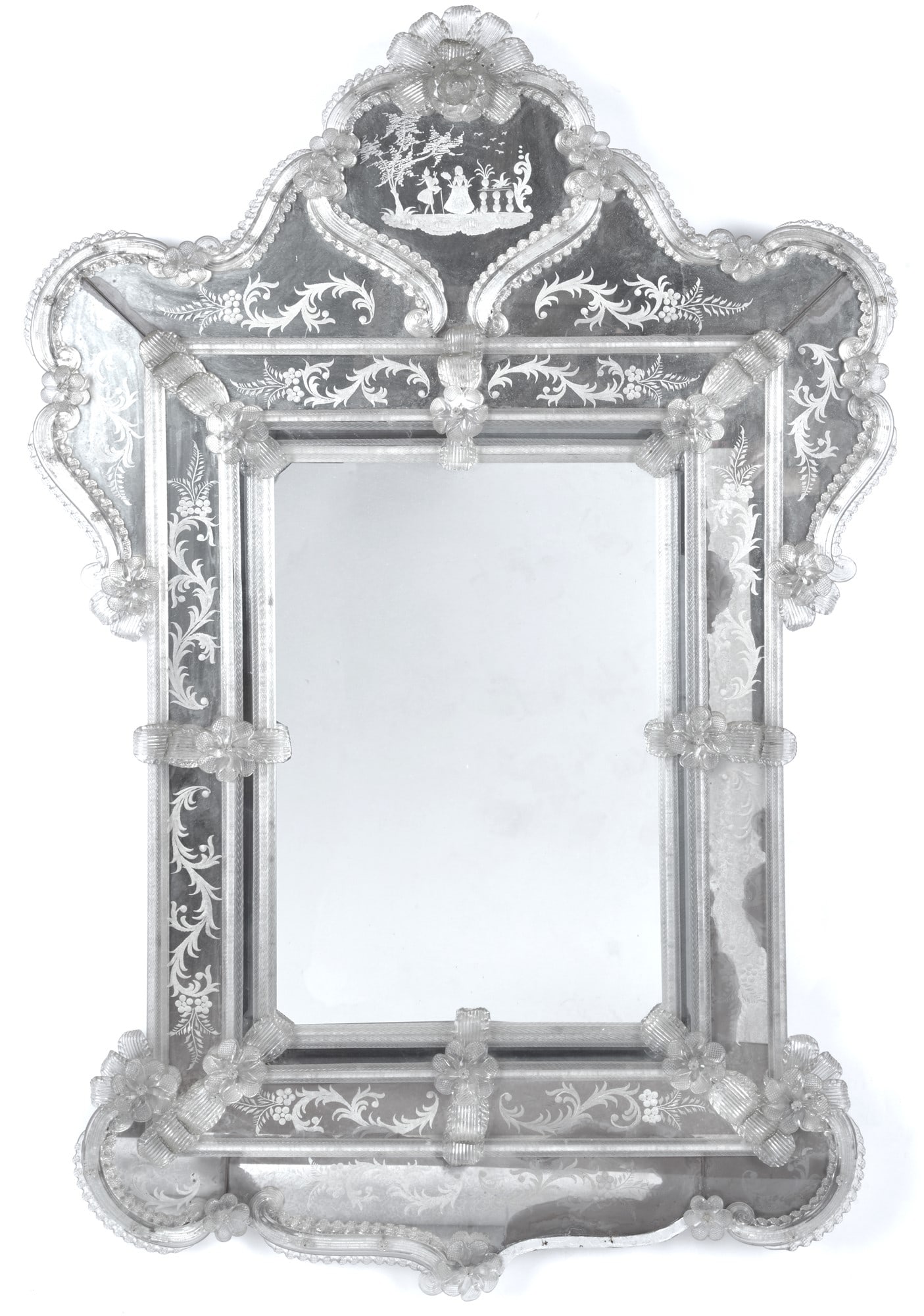 Specchiera: In vetro, sagomata, cimasa con fastigio, applicazioni in vetro a torchon e rosette, con figure incise. Venezia, XIX sec. cm. 134x90; cm. 59x40 (luce).