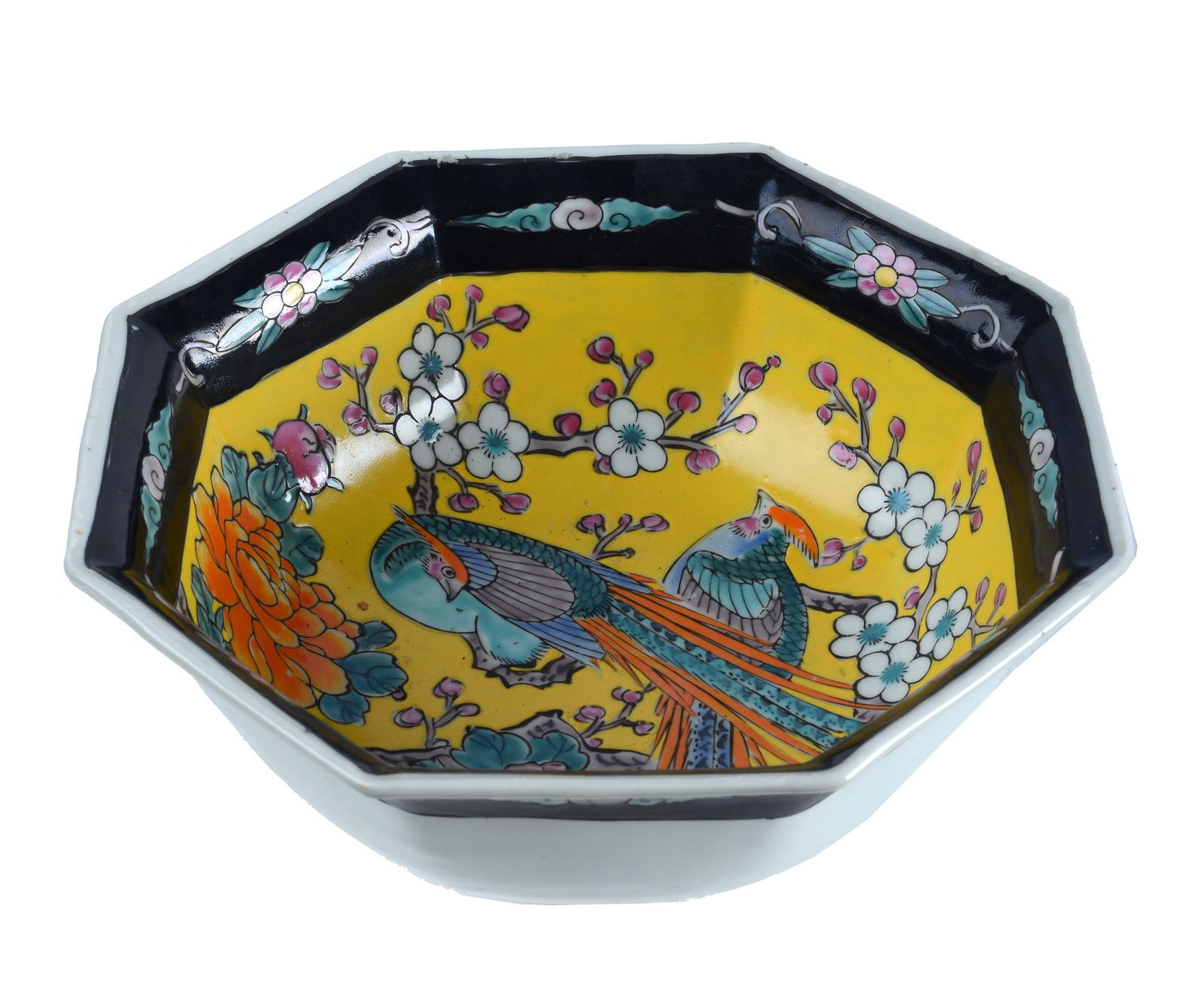 Ciotola: In porcellana policroma, con pavoni e fiori. Cina, XX sec. cm. 24x9.?