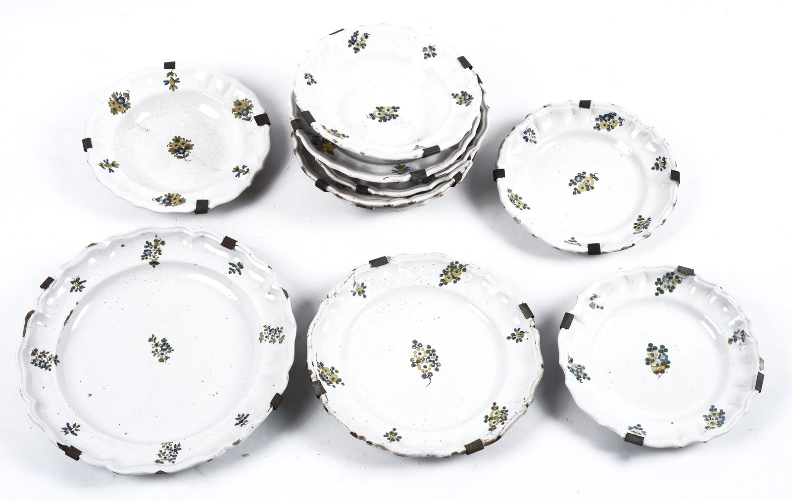Lotto composto da 8 piatti piani, 2 piatti fondi, 1 piatto medio e 1 piatto grande: In maiolica policroma, dipinti a piccoli fiori, bordi sbaccellati. Cerreto Sannita XIX sec. (piatti piani cm. 24 diametro; piatti fondi cm. 24 diametro; piatto medio cm. 27, 5 diametro; piatto grande