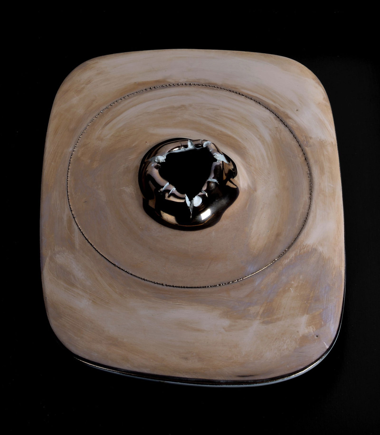 Lucio Fontana (Rosario di Santa F?, 1899 - Comabbio, 1968) - Senza titolo, 1968: Porcellana smaltata in oro con squarcio e graffito, cm. 39x29; es. 43/75. Sul verso: etichetta Ars Porcellana, Rosenthal, Relief Reihe con firma dell'autore e tiratura; etichetta By Courtesy of Marlbo