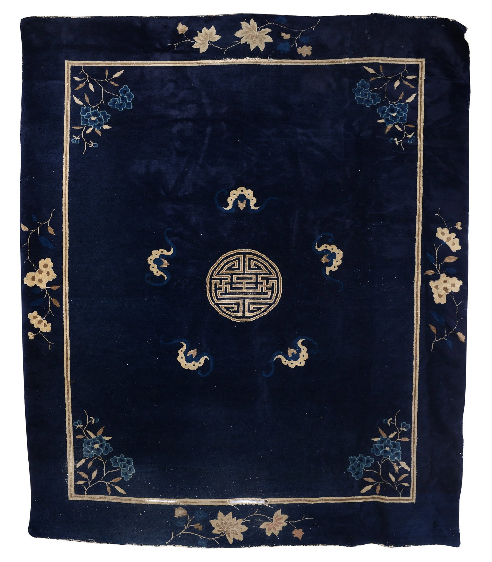 Tappeto: a fondo blu centrato da medaglione Chou, circondato da stilizzazione di pipistrelli con motivi di peonie ai cantonali e in bordura, provenienza L. Cohen, Roma. Cina, XIX-XX sec. cm. 292x245. (difetti)