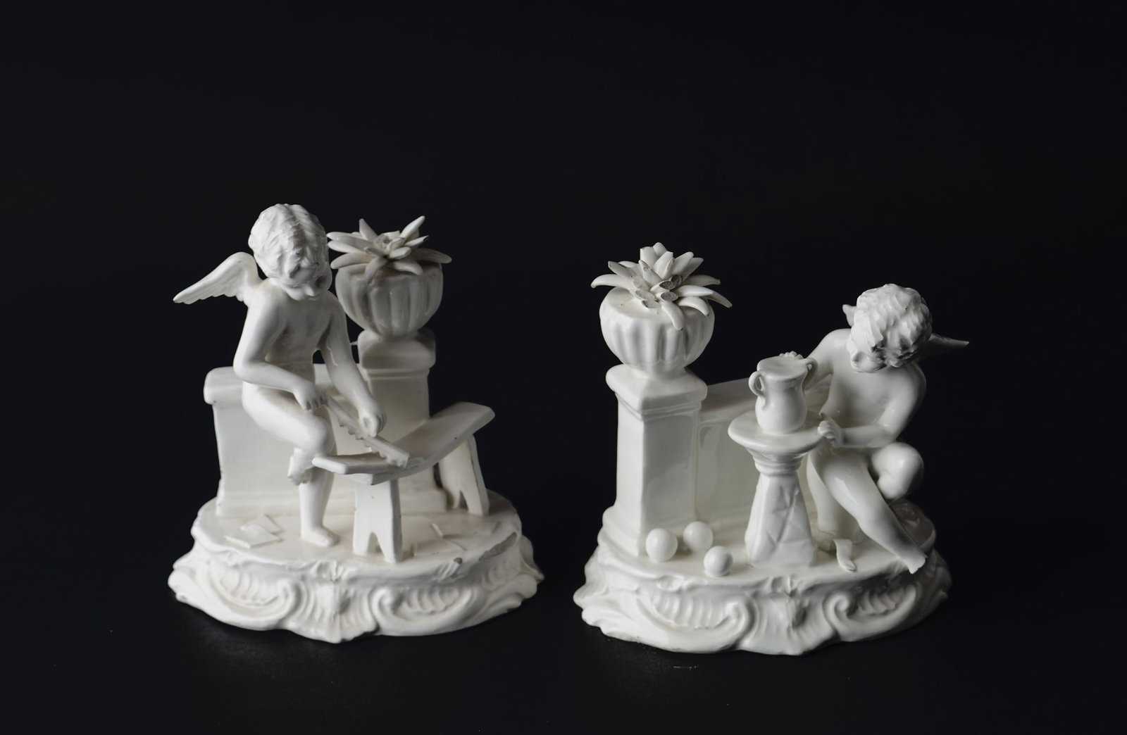 Due gruppi con amorini: in porcellana bianca, marcati con ancora, Cozzi. Venezia, XX sec. cm. 14x12