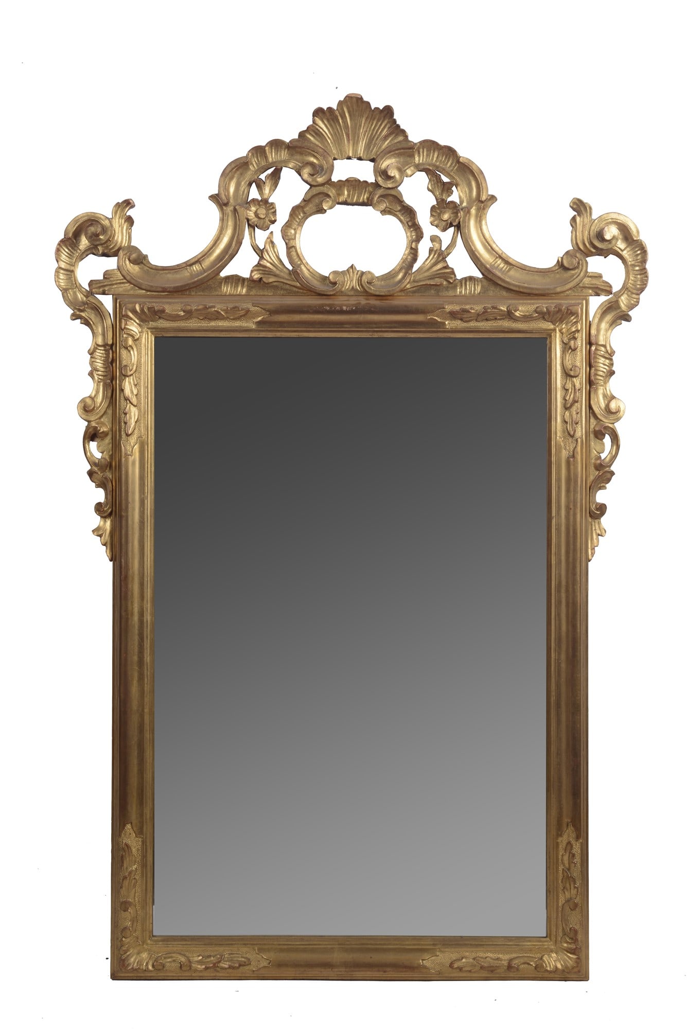 Specchiera: in legno dorato, struttura rettangolare con battuta modanata e decori a fogliame agli angoli, fastigio superiore a giorno con cimasa a conchiglia centrale. XIX - XX sec. cm. 130x86.
