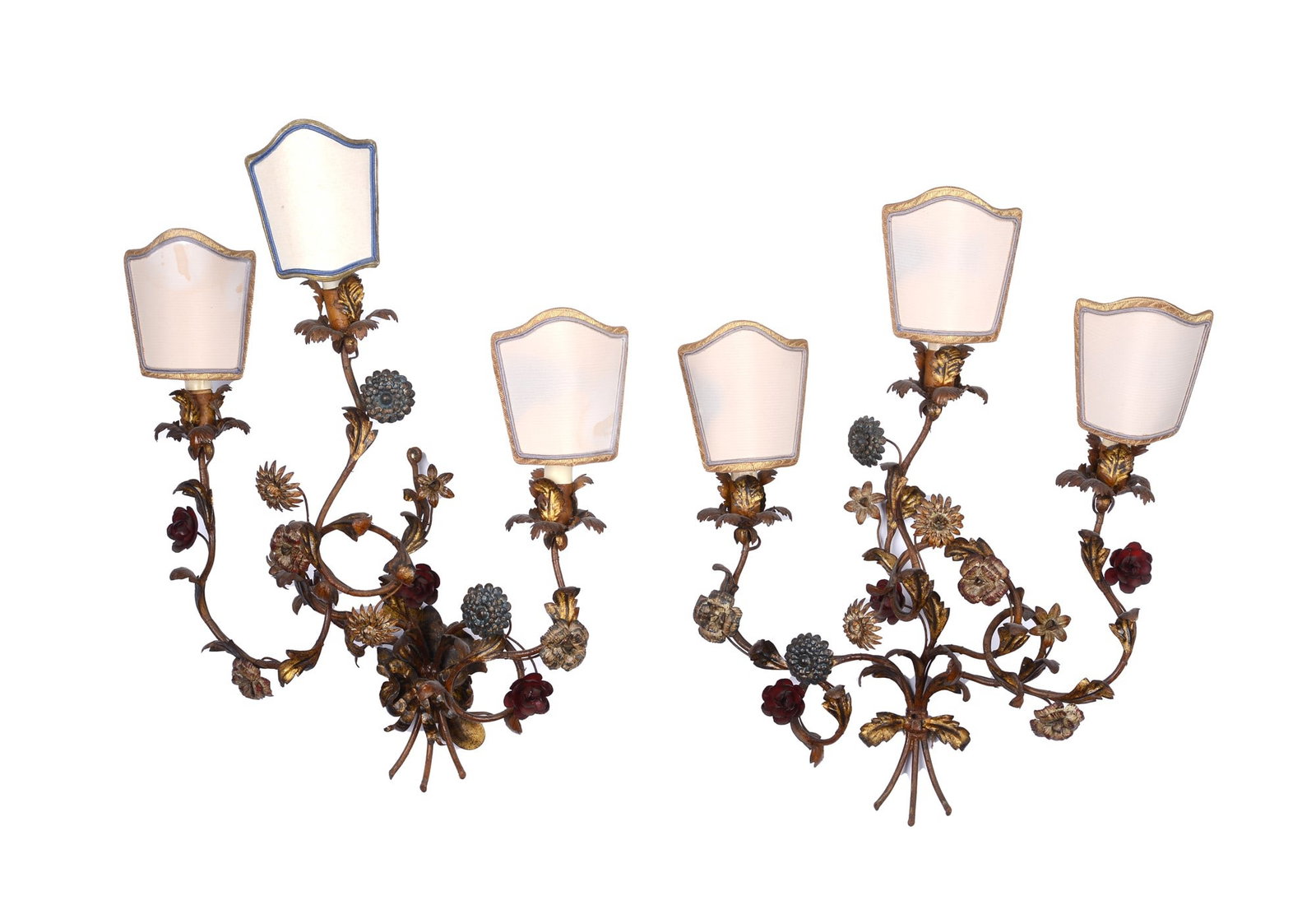 Coppia di appliques: in metallo dorato e policromo a tre luci, struttura modellata a racemi fogliacei con fiori. XX sec. cm. 50x41