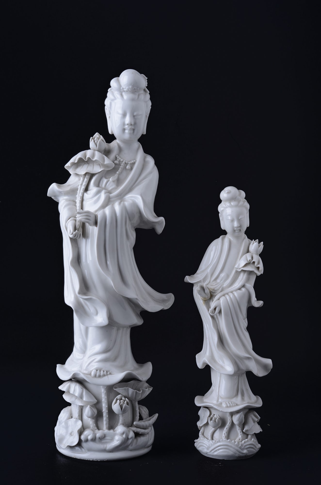 Coppia di guanyin porcellana bianca: cm. 35; cm. 25. Cina XX sec.