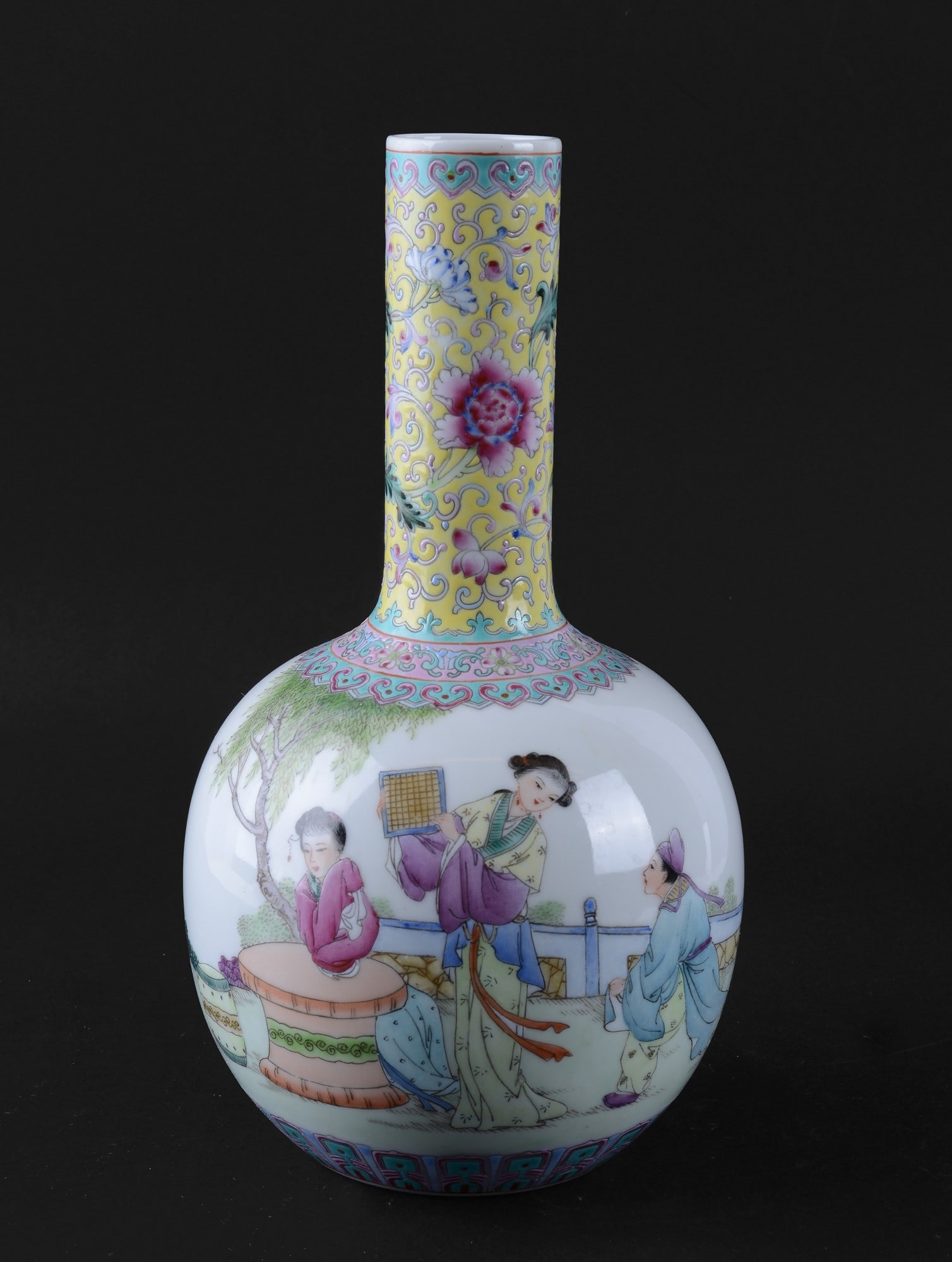 Vasi: in porcellana famiglia Rosa, con motivi floreali e giovani donne nel paesaggio, marcato alla base Cina, XX sec. cm. 24,5.