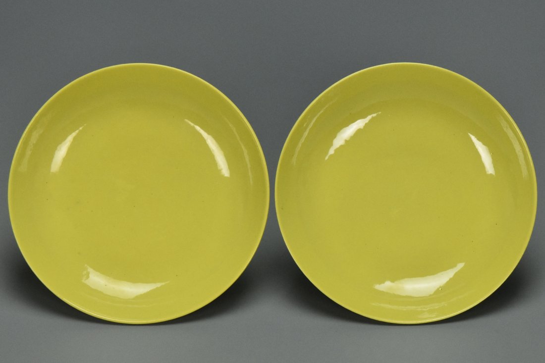 A PAIR OF QING DYNASTY DISHES QIANLONG MARK (1 of 10)