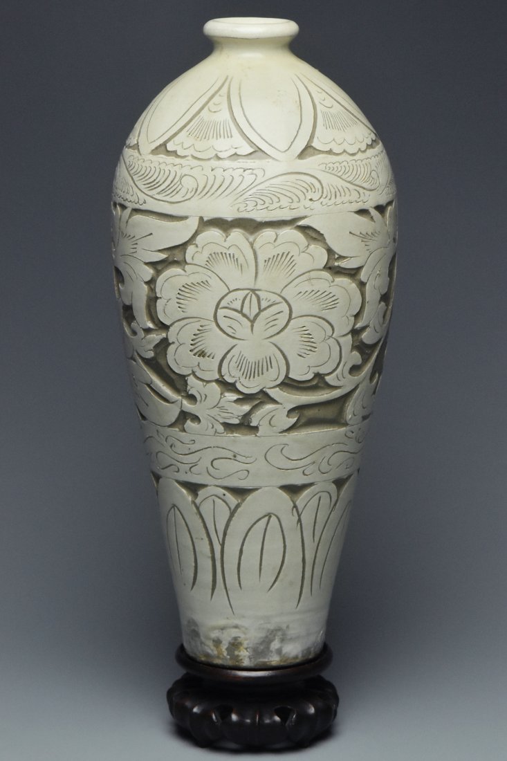A SONG DYNASTY CIZHOU SGRAFFIATO VASE AND STAND (1 of 10)