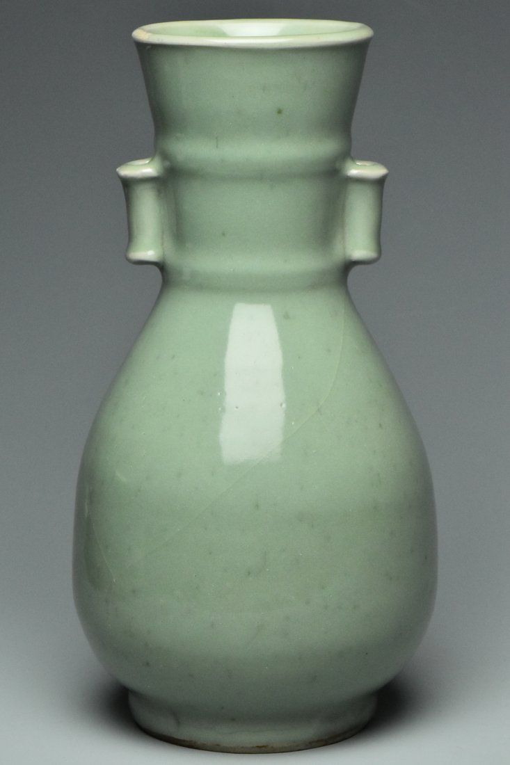 A SONG DYNASTY LONGQUAN CELADON VASE (1 of 10)