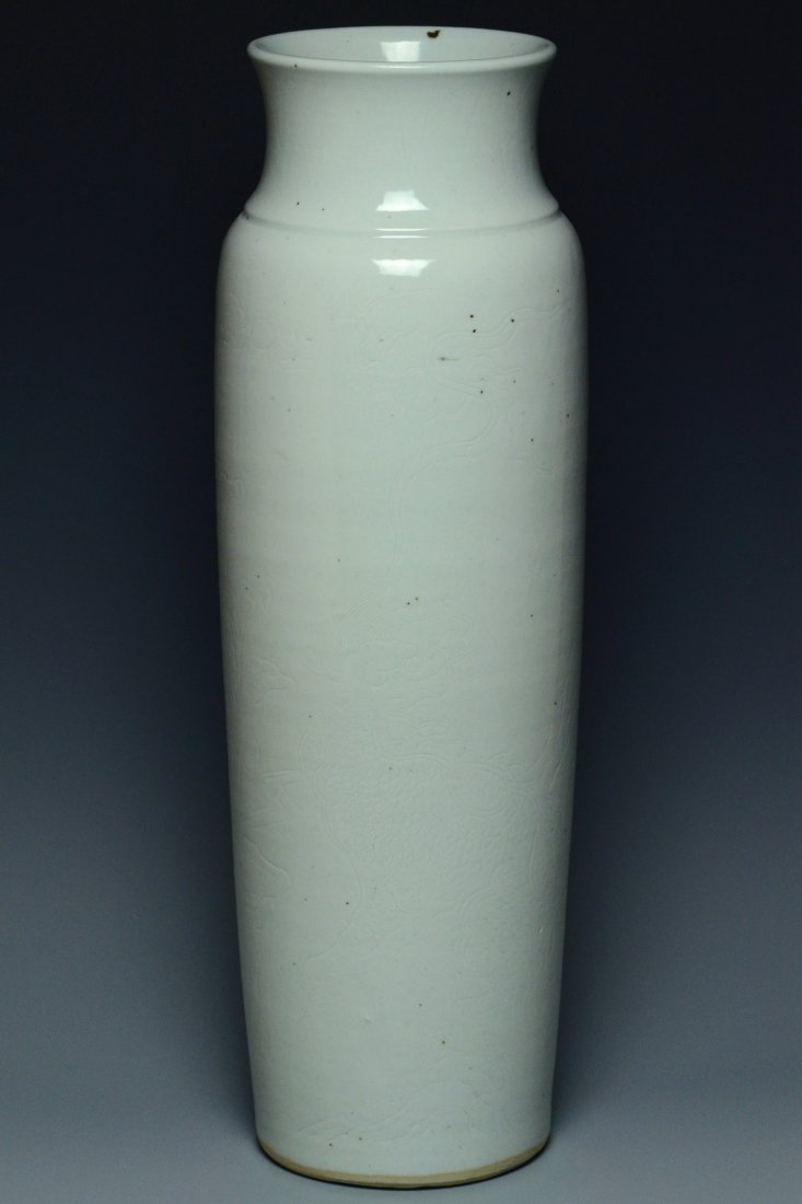 A LARGE MING DYNASTY WHITE GLAZED INCISED VASE (1 of 10)