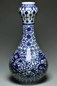 A MING DYNASTY DRAGON VASE WANLI MARK AND PERIOD