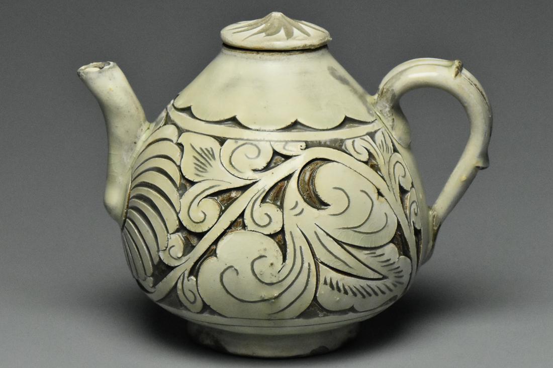 A SONG DYNASTY CIZHOU SGRAFFIATO TEAPOT AND COVER (1 of 20)