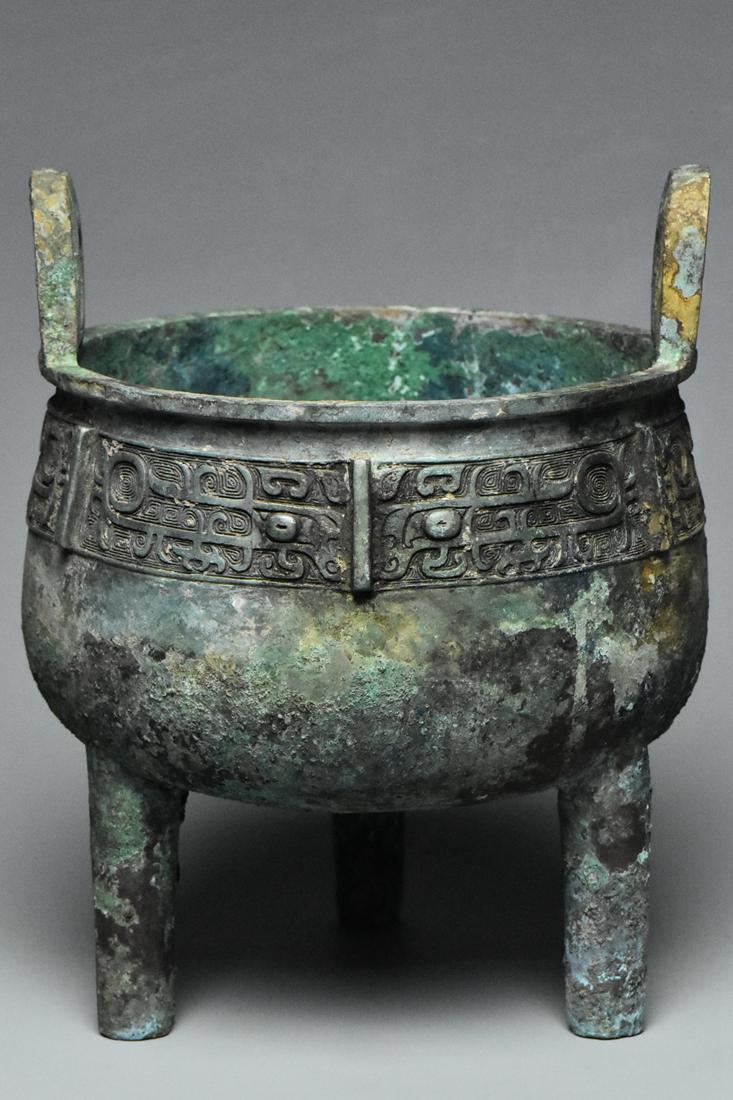 A SHANG DYNASTY BRONZE RITUAL FOOD VESSEL DING (1 of 13)