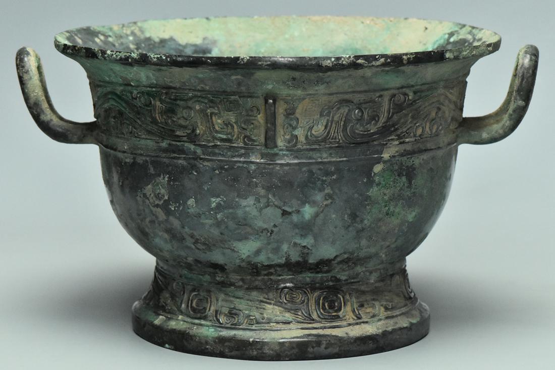 A WESTERN ZHOU DYNASTY INSCRIBED BRONZE RITUAL YU (1 of 15)